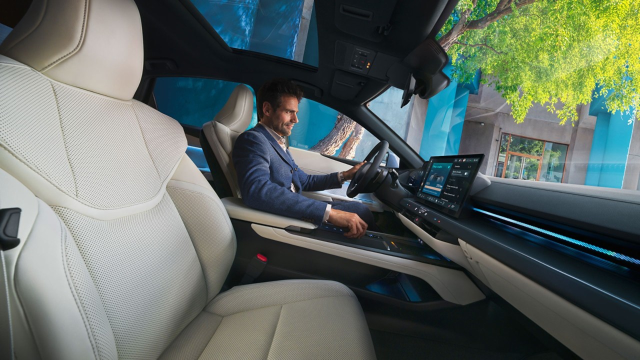 Asmuo, vairuojantis Lexus automobilį