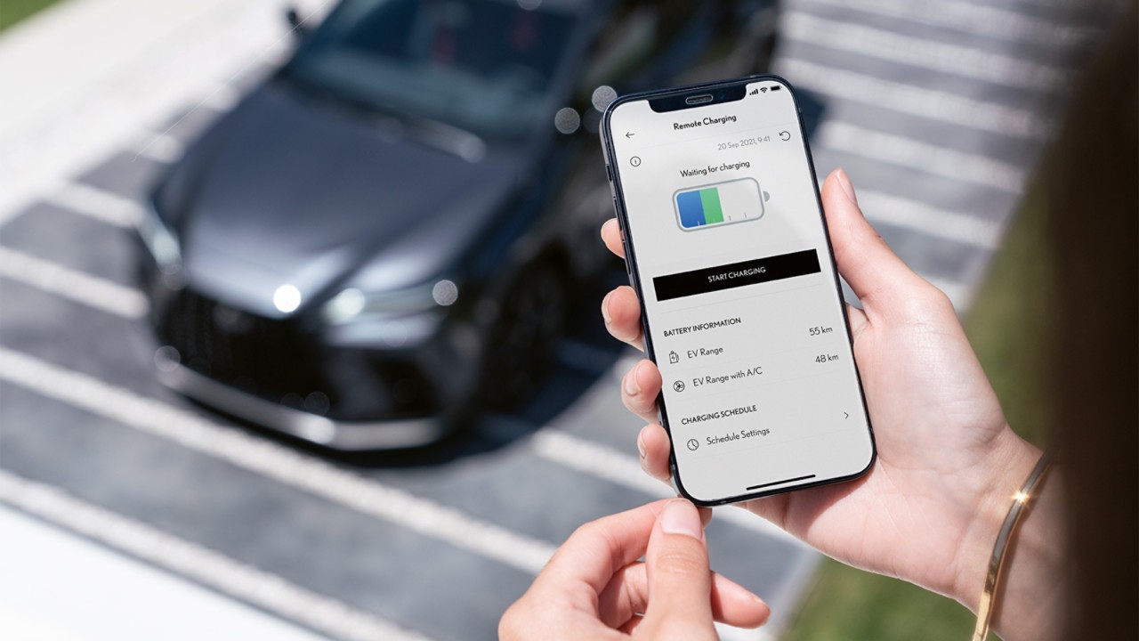 A women using his mobile phone to access the Lexus Link app