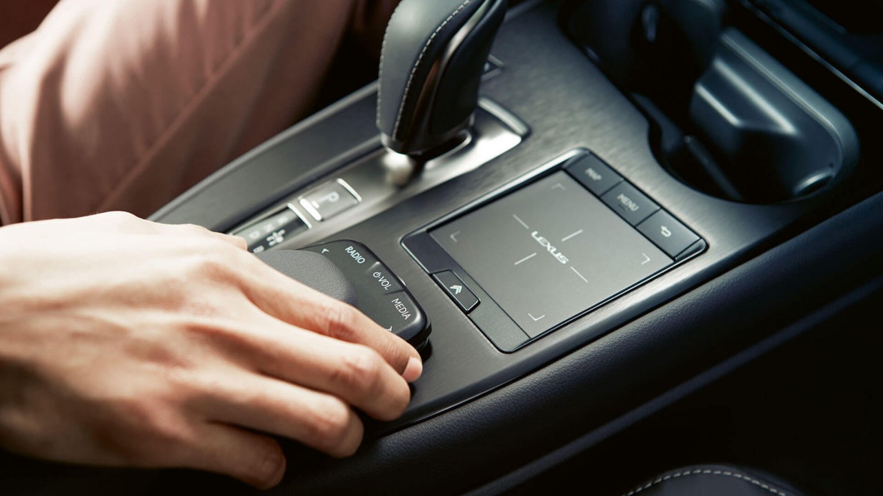 Lexus UX300e controls